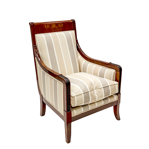 Sub.:17 - Lote: 1324 -  Sill�n realizado en madera con tapicer�a a rayas en beige y gris.