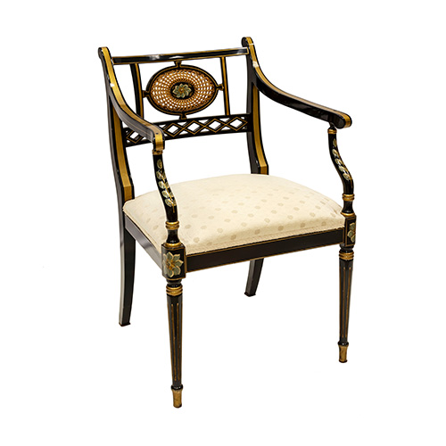 Sub.:17 - Lote: 1346 -  Sill�n realizado en madera lacada en negro, con detalles dorados y adornos florales.