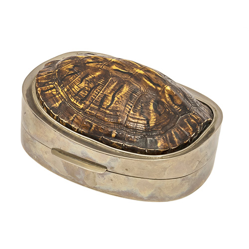Sub.:17 - Lote: 1270 -  Caja en metal plateado con caparazn de tortuga.