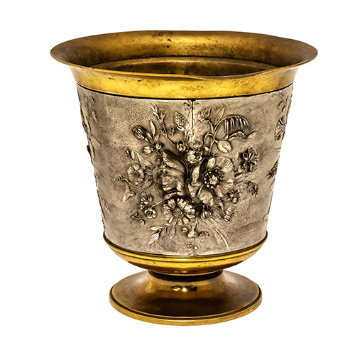 Sub.:17 - Lote: 1290 -  Copa en bronce con relieves florales.