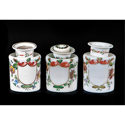 Sub.:17 - Lote: 1304 -  Lote de tres de tarros de farmacia en vidrio opalina, La Granja, S.XIX, con decoracin esmaltada floral y dorada. 