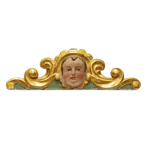 Sub.:17 - Lote: 348 -  Copete con cabeza de ngel en madera policromada, datado en el s. XVIII.