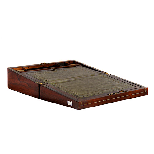 Sub.:17 - Lote: 155 -  Caja escritorio de barco en madera de palosanto con aplicaciones de ncar, con tintero y cuero verde.