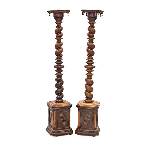 Sub.:17 - Lote: 309 -  Pareja de peanas portuguesas en madera torneada en forma de columnas y decoracin de tremidos.