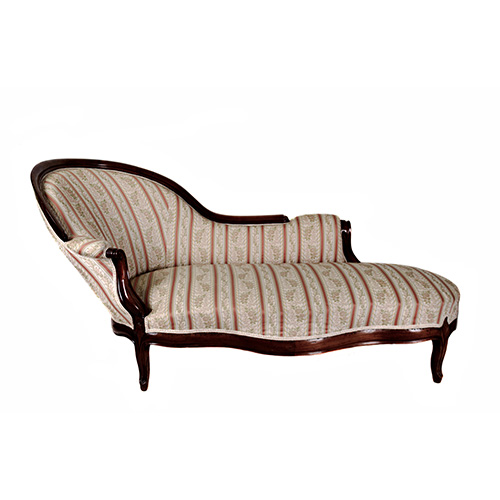 Sub.:17 - Lote: 307 -  Chaise longue en madera de nogal con tapicera rayada. S. XIX.