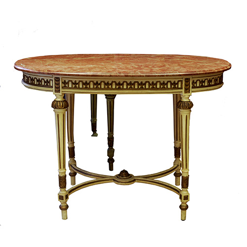 Sub.:17 - Lote: 224 -  Mesa oval estilo Luis XVI, en madera tallada y patinada en blanco y oro. 