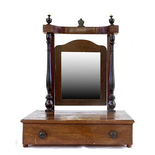 Sub.:17 - Lote: 1283 -  Tocador de mesa en madera tallada, con espejo basculante.