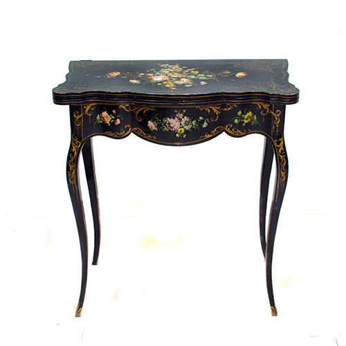 Sub.:17 - Lote: 1361 -  Mesa de juego de laca negra con decoraci�n floral pol�croma y nacar. Estilo Napole�n III.