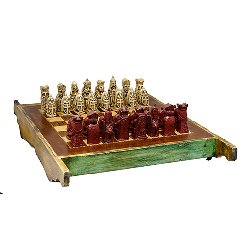 Sub.:17 - Lote: 272 -  Tablero de ajedrez en madera y figuras en resina.