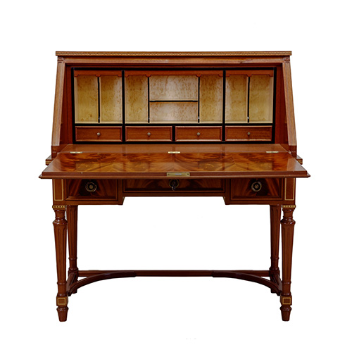 Sub.:17 - Lote: 1279 -  Bureau abattant moderno en madera de palma de caoba, con compartimentos al interior, tres cajones en cintura y tiradores de bronce. 