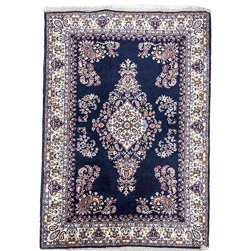 Sub.:17 - Lote: 1312 -  Alfombra estilo persa, tipo herat� con roset�n como motivo central de campo recortado sobre fondo ultramar. 