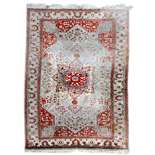 Sub.:17 - Lote: 1311 -  Alfombra tipo persa con herat como motivo central enmarcado por orlas florales sobre fondo rojo y beige, y campo dividido en tres franjas.