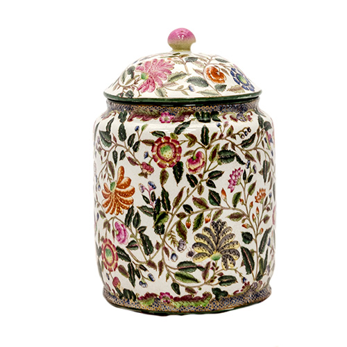 Sub.:17 - Lote: 1166 -  Bote en porcelana esmaltada con decoracin de tipo mil flores y tapa. 