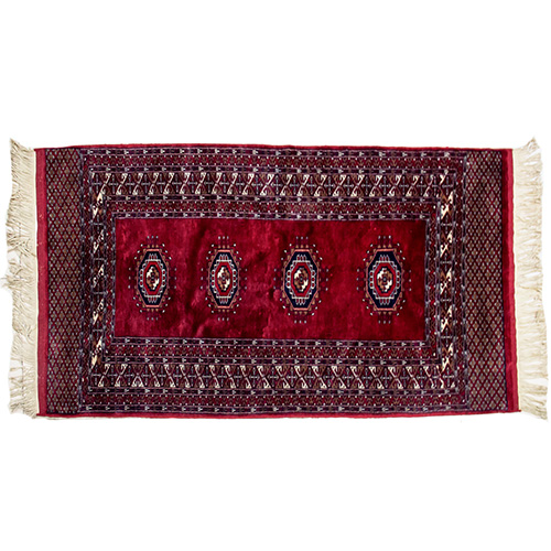 Sub.:17 - Lote: 1359 -  Alfombra estilo persa con motivos geomtricos de campo recortados sobre fondo rojo.