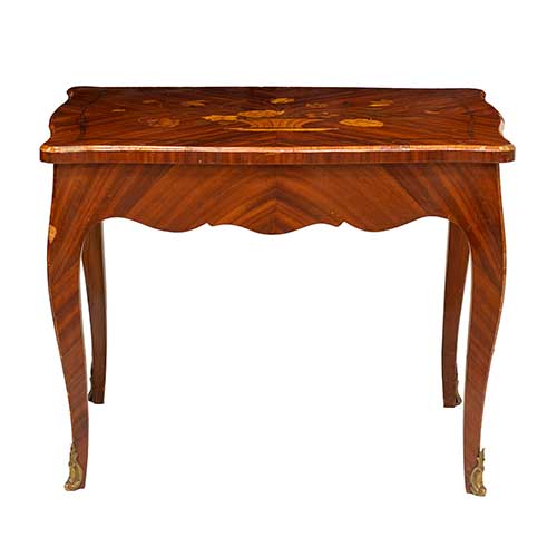 Sub.:18-Oc - Lote: 521 -  Mesa baja auxiliar estilo Luis XV en madera de amaranto en espiga y palosanto.Tapa de marqueter�a con canastillo de flores. Patas galb� con remates en bronce