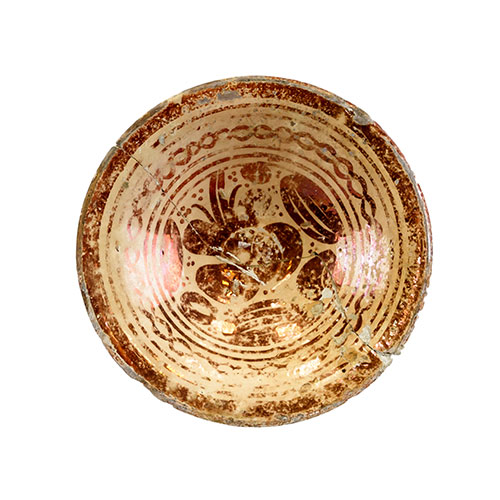 Sub.:18 - Lote: 404 -  Plato decorativo en cermica de Manises con reflejos, s. XVIII. Mal consolidado.