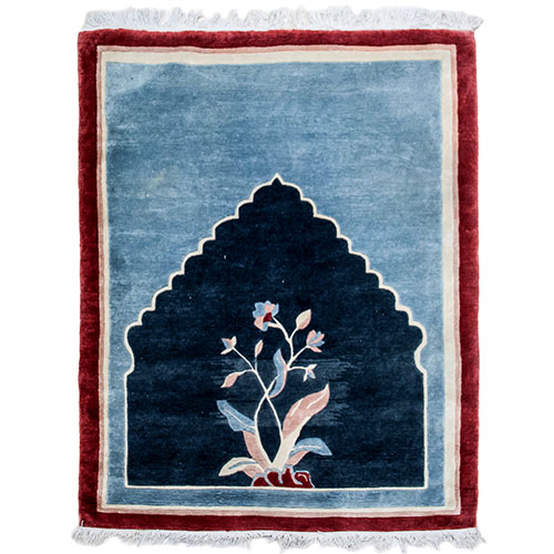Sub.:18 - Lote: 478 -  Alfombra tipo oriental moderna de oracin con el motivo central del mihrab en tonos azules, blanco y rojo.