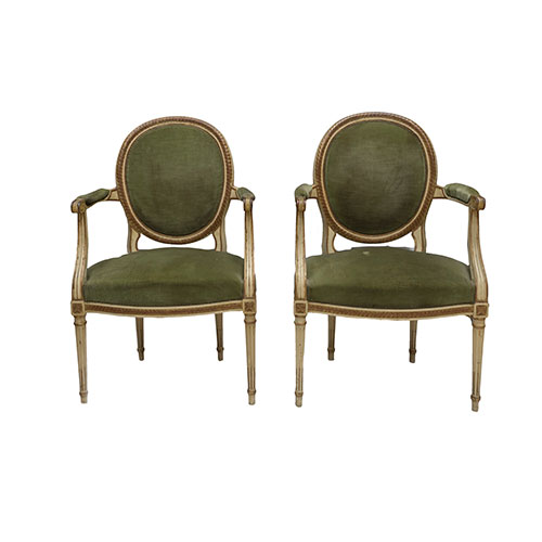 Sub.:18 - Lote: 1267 -  Lote de dos butacas estilo Luis XVI lacadas en blanco y oro. Con respaldo de medall�n, borde tallado con cintas entrelazadas y tapicer�a de terciopelo. Loscertales Zaragoza