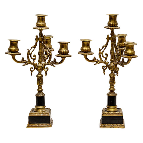 Sub.:18 - Lote: 385 -  Pareja de candelabros en bronce y madera de cuatro luces.