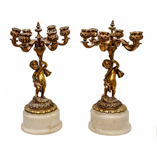 Sub.:18 - Lote: 241 -  Pareja de candelabros de seis luces en bronce con fuste en forma de Putti y base de alabastro.