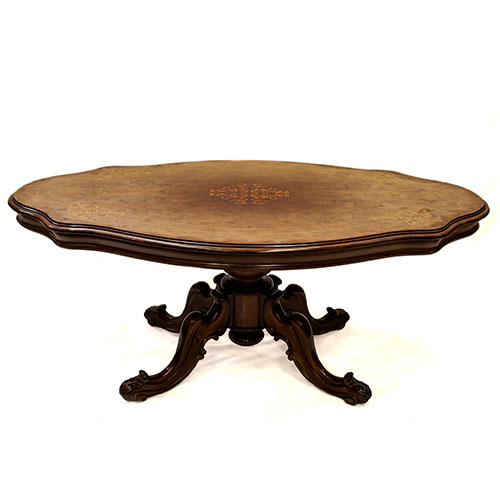 Sub.:18 - Lote: 1310 -  Mesa de centro de estilo ingl�s ovalada en madera tallada con marqueter�a.