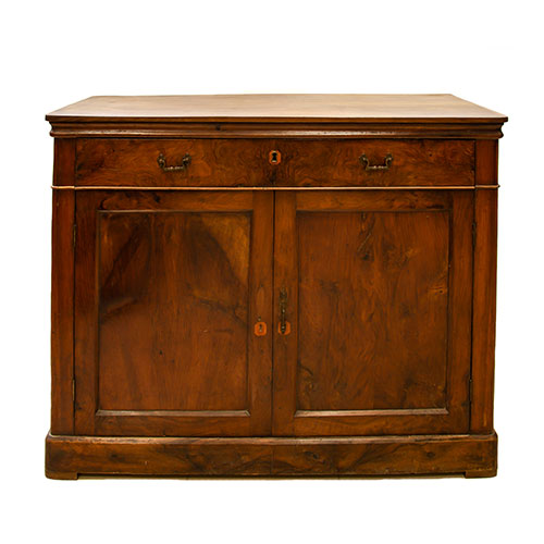 Sub.:18 - Lote: 1352 -  C�moda de dos puertas y caj�n en cintura, en madera de nogal, s. XIX