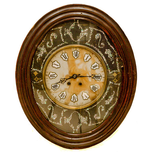 Sub.:18 - Lote: 240 -  Reloj Moretz de ojo de buey con esfera de alabastro, numeraci�n romana en esmalte y aplicaciones de n�car. S. XIX.