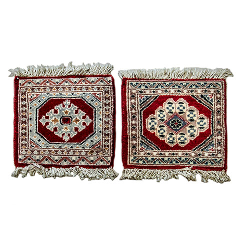Sub.:18 - Lote: 480 -  Pareja de tapete de estilo persa con herat como motivo central sobre fondo rojo.