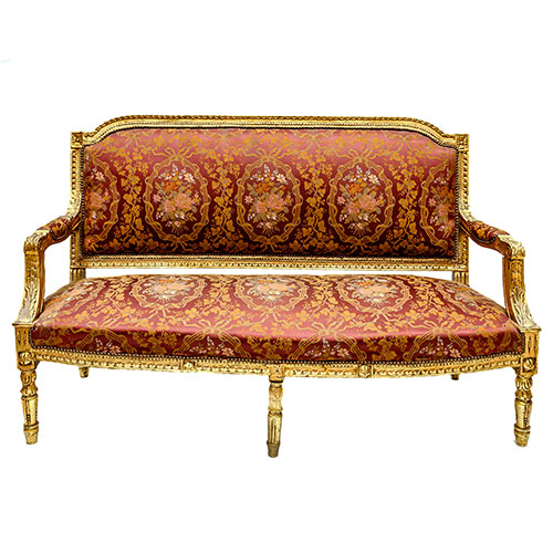 Sub.:18 - Lote: 1159 -  Canap estilo Luis XVI, en dorado con tapiceria color burdeos.