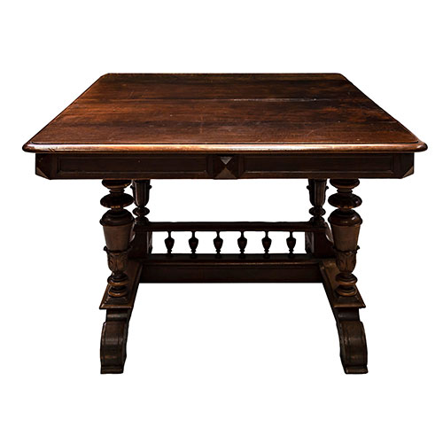 Sub.:18 - Lote: 1358 -  Mesa de comedor alfonsina en madera de nogal patas torneadas y chambrana con barandilla torneada. Ca.1900.