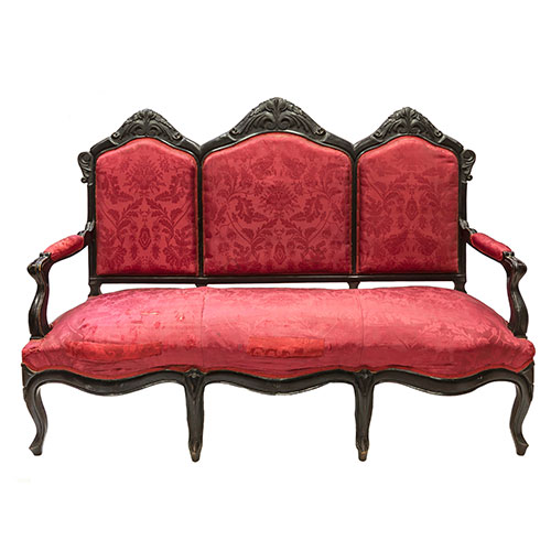 Sub.:18 - Lote: 557 -  Canap de poca alfonsina en madera ebonizada con tapizado en rojo. Restauraciones y desperfectos.