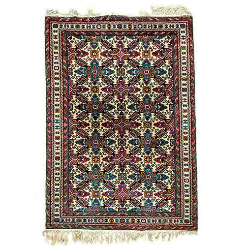 Sub.:18 - Lote: 1295 -  Alfombra persa con cenefa floral como motivo de campo enmarcado por borde dividido en 4 franjas con motivos florales y geom�tricos.