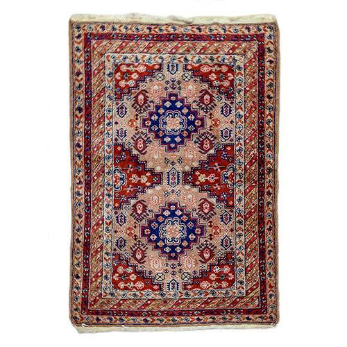 Sub.:18 - Lote: 1296 -  Alfombra en lana con dos herat�s enmarcados por motivos de campo geometrizados siguiendo la tradici�n cauc�sica y borde dividido en cuatro franjas con motivos florales.