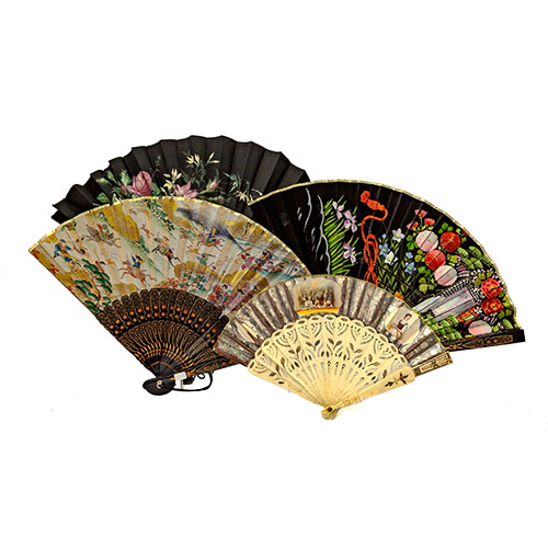 Sub.:18 - Lote: 186 -  Lote de 4 abanicos. Uno con varillaje en madera y pa�s de tela pintada con rosas, otro con varillaje de hueso calado y dorado, pa�s de papel con escena de teatro y retratos de damas pintados. Dos con varillaje en madera lacada y dorada con pa�ses de tela, uno con imagen de carruaje oriental y otro con escena de samur�is.