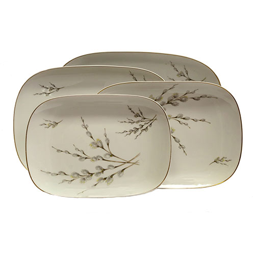 Sub.:18 - Lote: 1356 -  Vajilla parcialmente completa en porcelana de Bidasoa con decoraci�n floral y ribetes dorados. Consta de 13 platos hondos, 12 platos de postre, 21 platos llanos, 12 tazas de caf� peque�as con sus 12 platos, 12 tazas de consom� con sus 12 platos, 12 tazas de t� con 11 platos, 1 cafetera, 1 lechera, 1 azucarero, 1 salsera, 2 entremeseros, 1 frutero, 1 sopera y 4 bandejas. Peque�os piquetes y un entremesero consolidado.