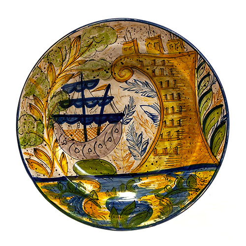 Sub.:18 - Lote: 228 -  Plato en cer�mica de Manises con imagen de barco arribando a puerto.