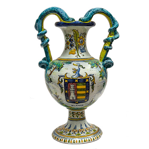 Sub.:18 - Lote: 242 -  Jarr�n en cer�mica de Talavera policromado con escudo nobiliaro en el frente y caballero a caballo en el bosque en la trasera, pie y embocadura con motivos florales y asas en forma de serpientes. Consolidado.