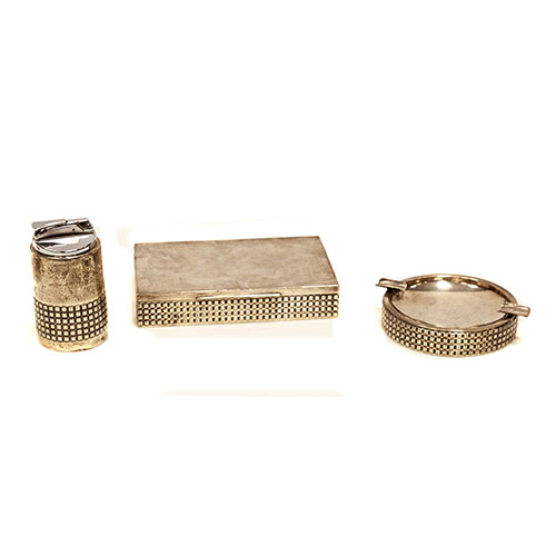 Sub.:18 - Lote: 1281 -  Juego de fumador que consta de mechero, cenicero y pitillera en plata punzonada con decoraci�n a base de cenefa cuadrangular.