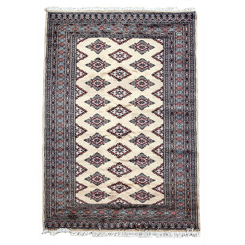 Sub.:18 - Lote: 1297 -  Alfombra en lana tipo persa con decoraci�n de campo a base de motivos romboidales sobre fondo beige y borde dividido en cinco franjas de car�cter geom�tricos.