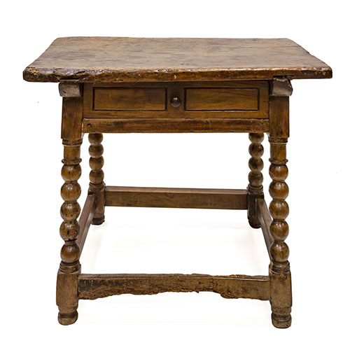 Sub.:18 - Lote: 200 -  Mesa tocinera en madera de nogal con patas torneadas, caj�n en cintura y chambrana perimetral. S. XVIII.