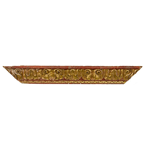 Sub.:18 - Lote: 196 -  Fragmento de marco en madera tallada, dorada y policromada con motivo de castauela. S. XVII.