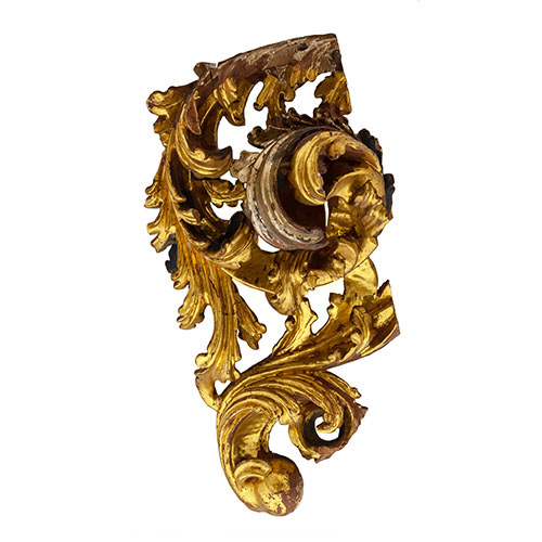 Sub.:18 - Lote: 335 -  Voluta. Fragmento de retablo en madera tallada, dorada y plateada. S. XVII.