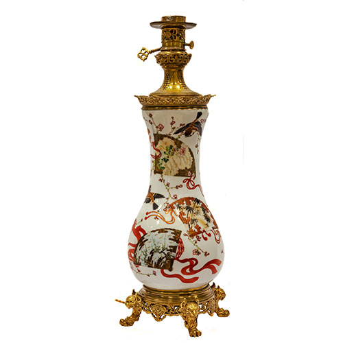 Sub.:18 - Lote: 1304 -  Quinqu� en porcelana y bronce con decoraci�n de aves, flores y abanicos. Con pie de perros foo.