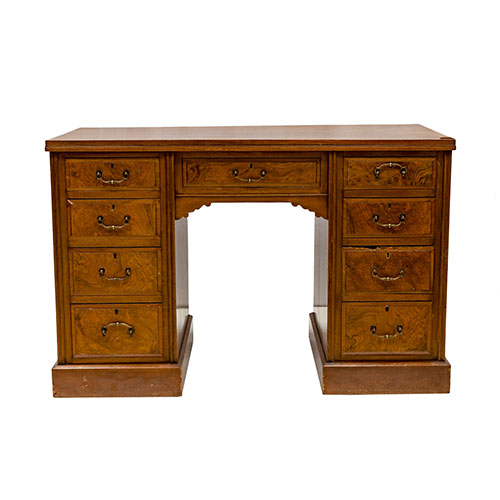 Sub.:18 - Lote: 1167 -  Mesa escritorio estilo ingls, poca eduardiana. Reducidas dimensiones en raz de nogal con tres cajones en laterales y tres en cintura. Faltas en un cajn.
