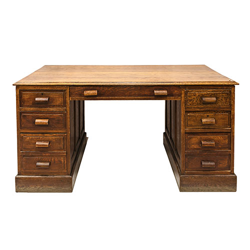 Sub.:18 - Lote: 1286 -  Mesa despacho realizada en madera de roble con cuatro cajones a ambos lados.