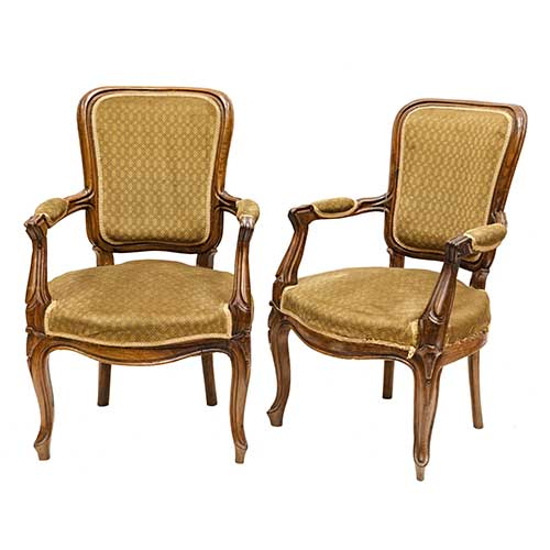 Sub.:18 - Lote: 176 -  Dos sillones estilo Luis XV, modelo isabelino, en madera de nogal con tapicera marrn.