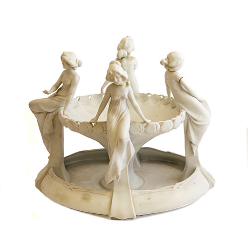 Sub.:18 - Lote: 378 -  Centro de porcelana Biscuit con representacin de 4 mujeres, dos de ellas consolidadas.