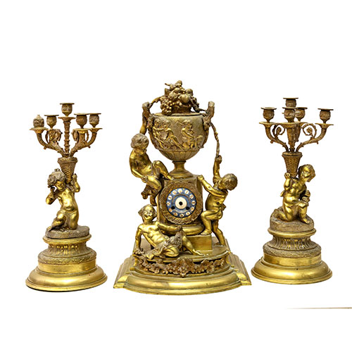 Sub.:18 - Lote: 321 -  Guarnicin francesa en bronce formada por reloj y dos candelabros. Napolen III s. XIX.