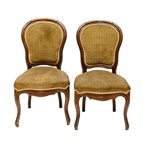 Sub.:18 - Lote: 175 -  Dos sillas estilo Luis XV, modelo isabelino, en madera de nogal con tapicera marrn.