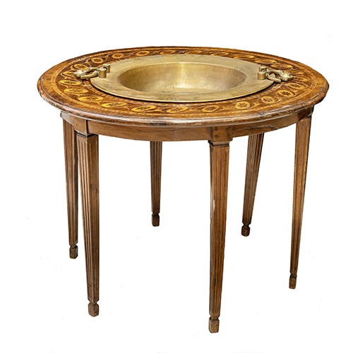 Sub.:18 - Lote: 330 -  Tarima de brasero en nogal con marqueter�a , transformada en mesa. S. XVIII